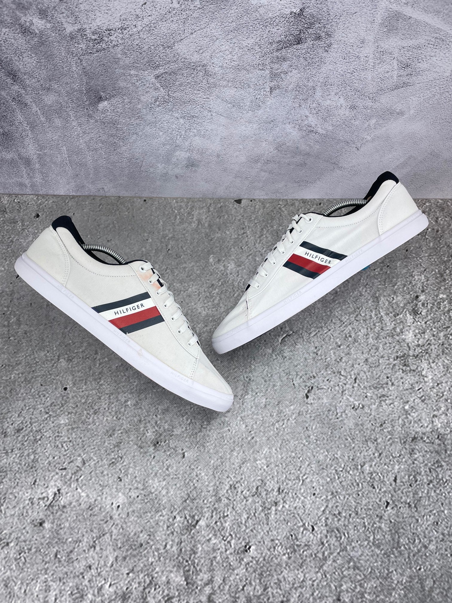 Tommy Hilfiger White Essential FM0FM03389 - buty sportowe, widok z góry na zewnętrzną stronę butów