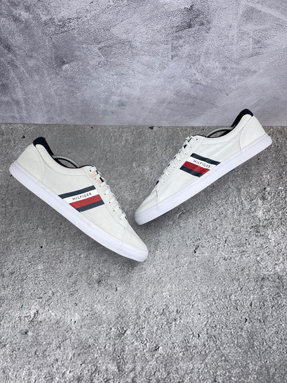 Tommy Hilfiger White Essential FM0FM03389 - buty sportowe, widok z góry na zewnętrzną stronę butów