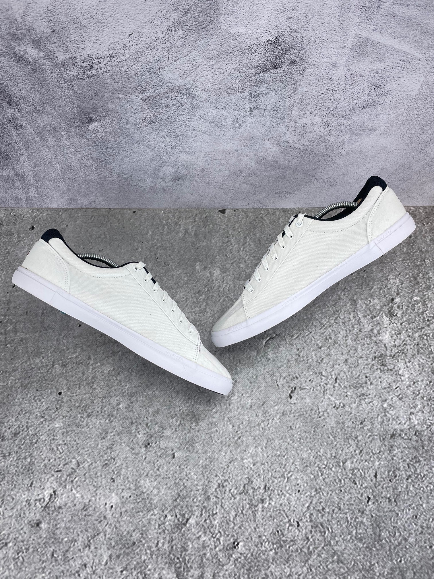 Tommy Hilfiger White Essential FM0FM03389 - buty sportowe, zewnętrzny panel prawego buta