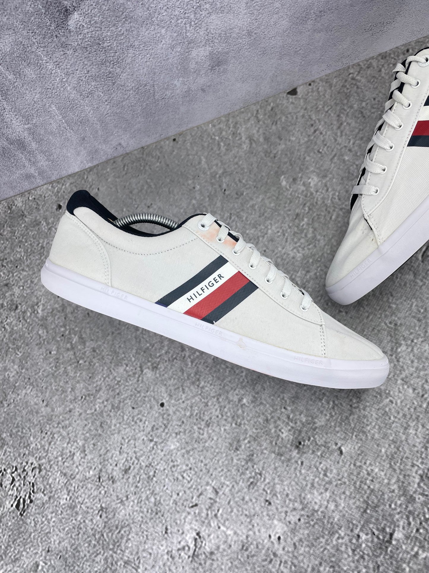 Tommy Hilfiger White Essential FM0FM03389 - buty sportowe, zewnętrzny panel lewego buta
