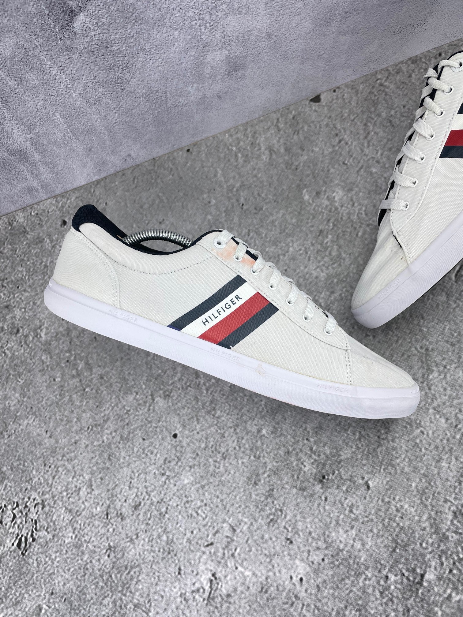 Tommy Hilfiger White Essential FM0FM03389 - buty sportowe, zewnętrzny panel lewego buta