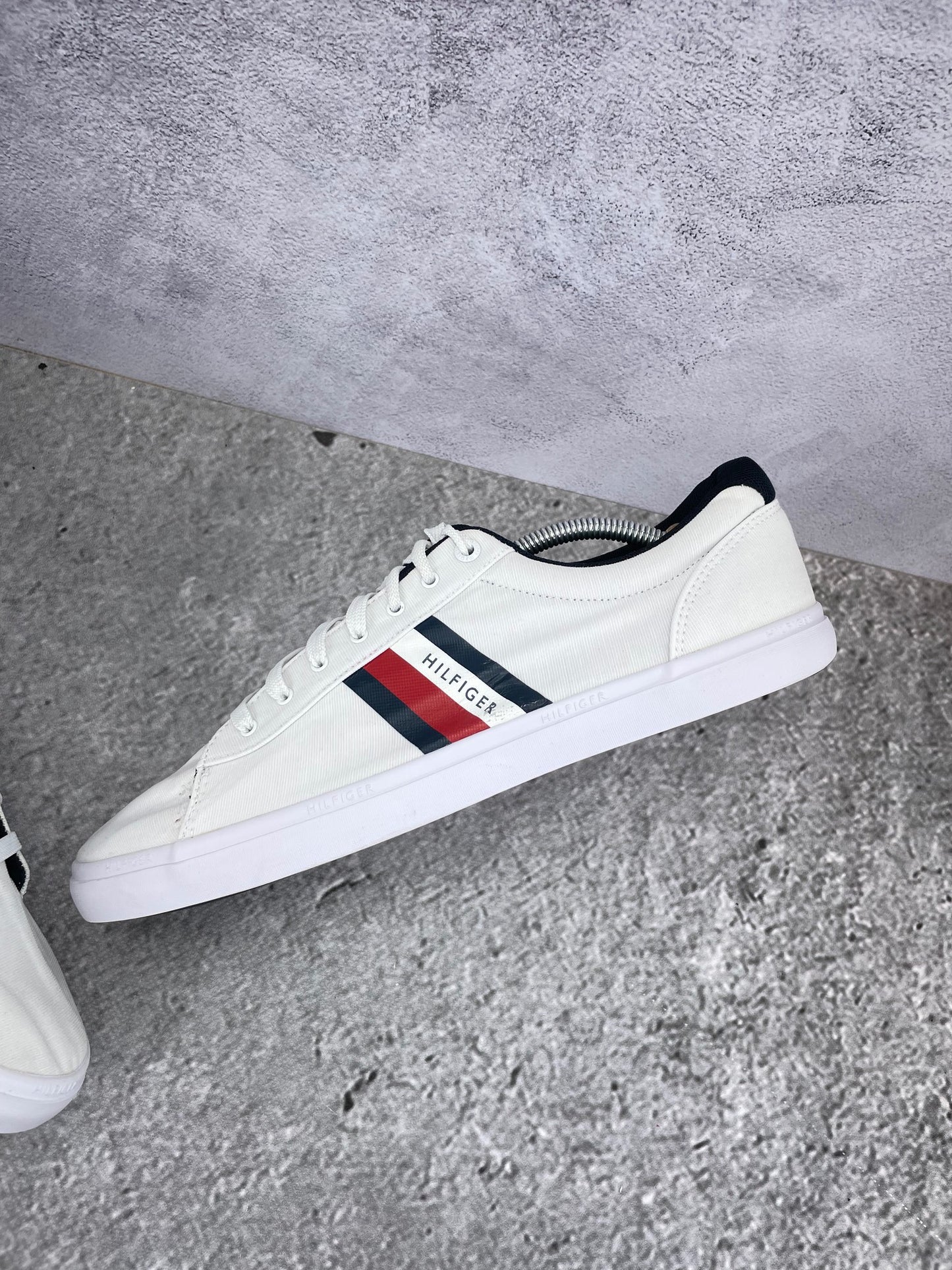 Tommy Hilfiger White Essential FM0FM03389 - buty sportowe, widok z góry na wewnętrzną stronę butów