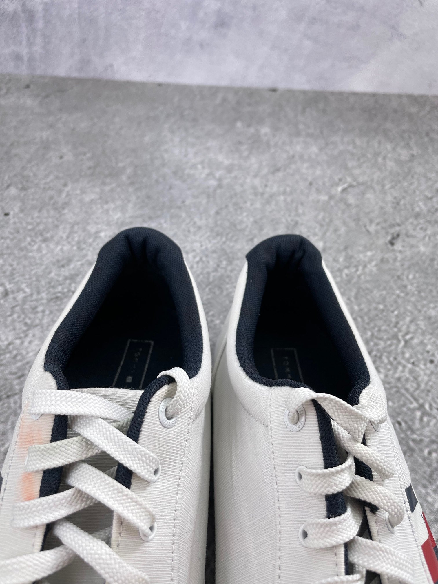 Tommy Hilfiger White Essential FM0FM03389 - buty sportowe, zapiętki butów