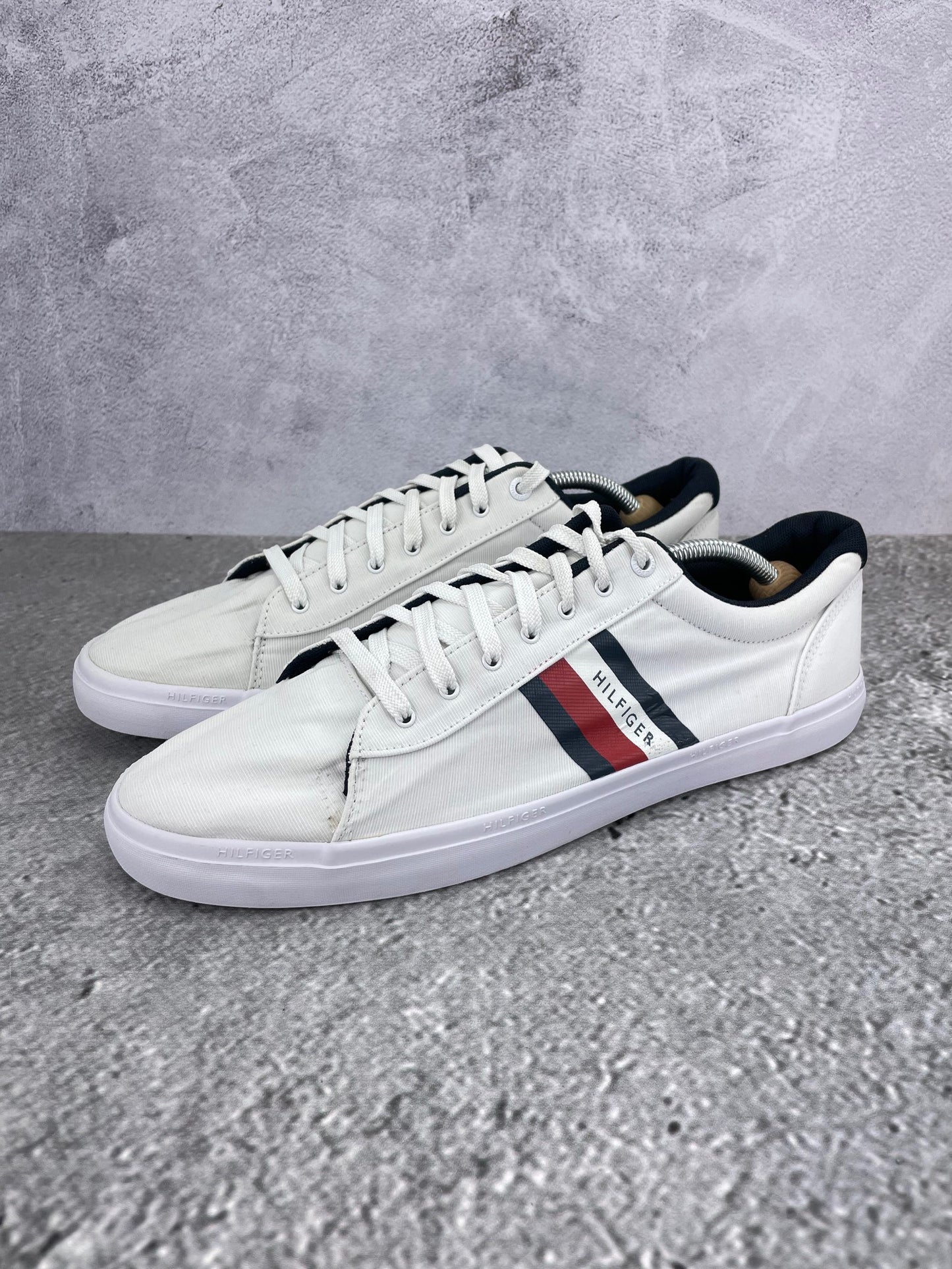 Tommy Hilfiger White Essential FM0FM03389 - buty sportowe, widok z boku na tle studyjnym