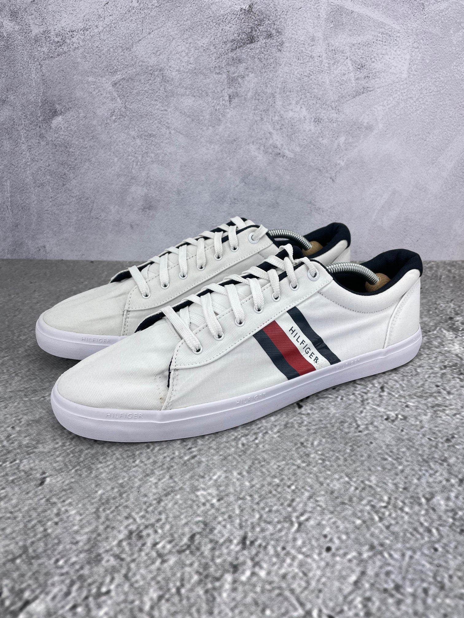 Tommy Hilfiger White Essential FM0FM03389 - buty sportowe, widok z boku na tle studyjnym