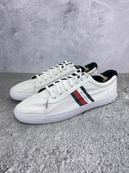 Tommy Hilfiger White Essential FM0FM03389 - buty sportowe, widok z boku na tle studyjnym