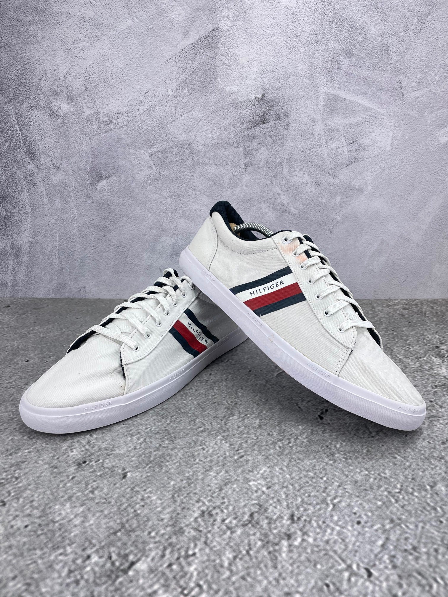 Tommy Hilfiger White Essential FM0FM03389 - buty sportowe, para butów, widok z boku na tle studyjnym