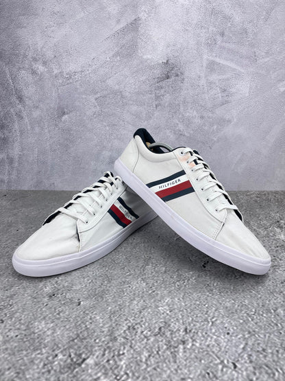 Tommy Hilfiger White Essential FM0FM03389 - buty sportowe, para butów, widok z boku na tle studyjnym