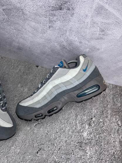 Nike Air Max 95 IH4457-003 - buty sportowe, widok z góry na wewnętrzną stronę butów