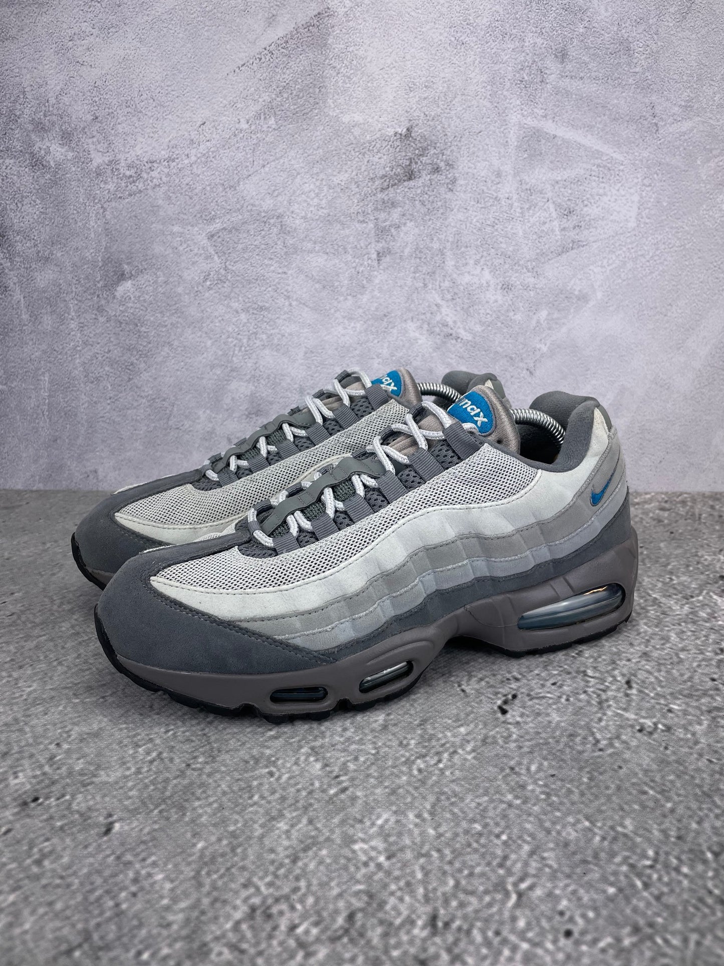 Nike Air Max 95 IH4457-003 - buty sportowe, widok z boku na tle studyjnym