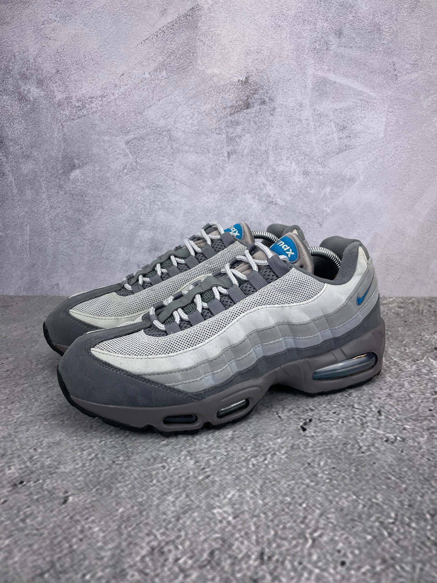 Nike Air Max 95 IH4457-003 - buty sportowe, widok z boku na tle studyjnym