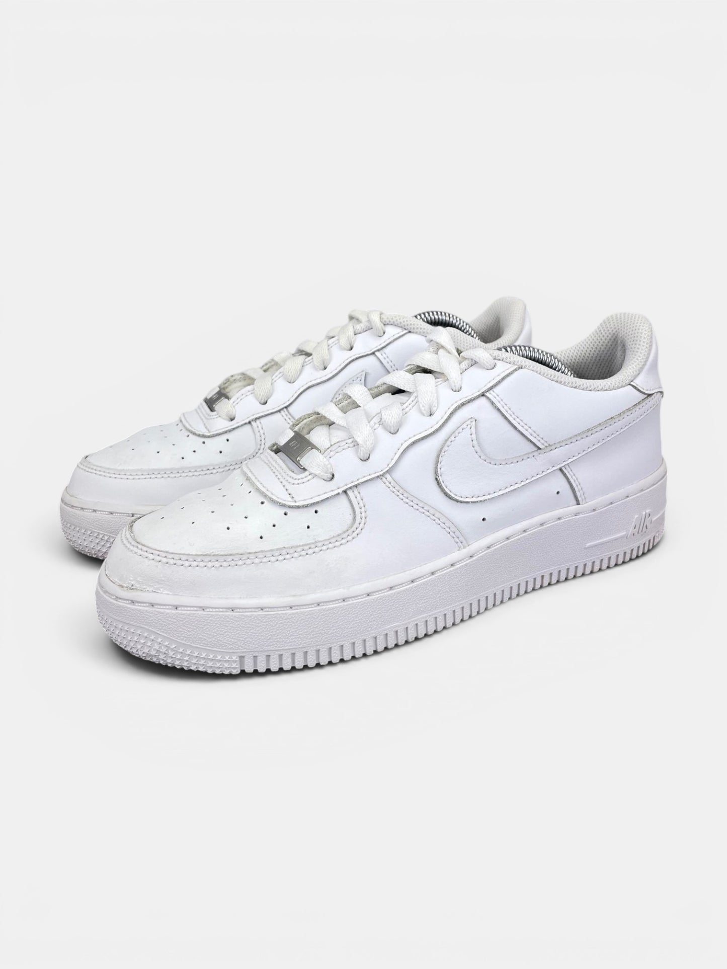 Nike Air Force 1 Low Triple White - buty sportowe, widok z boku