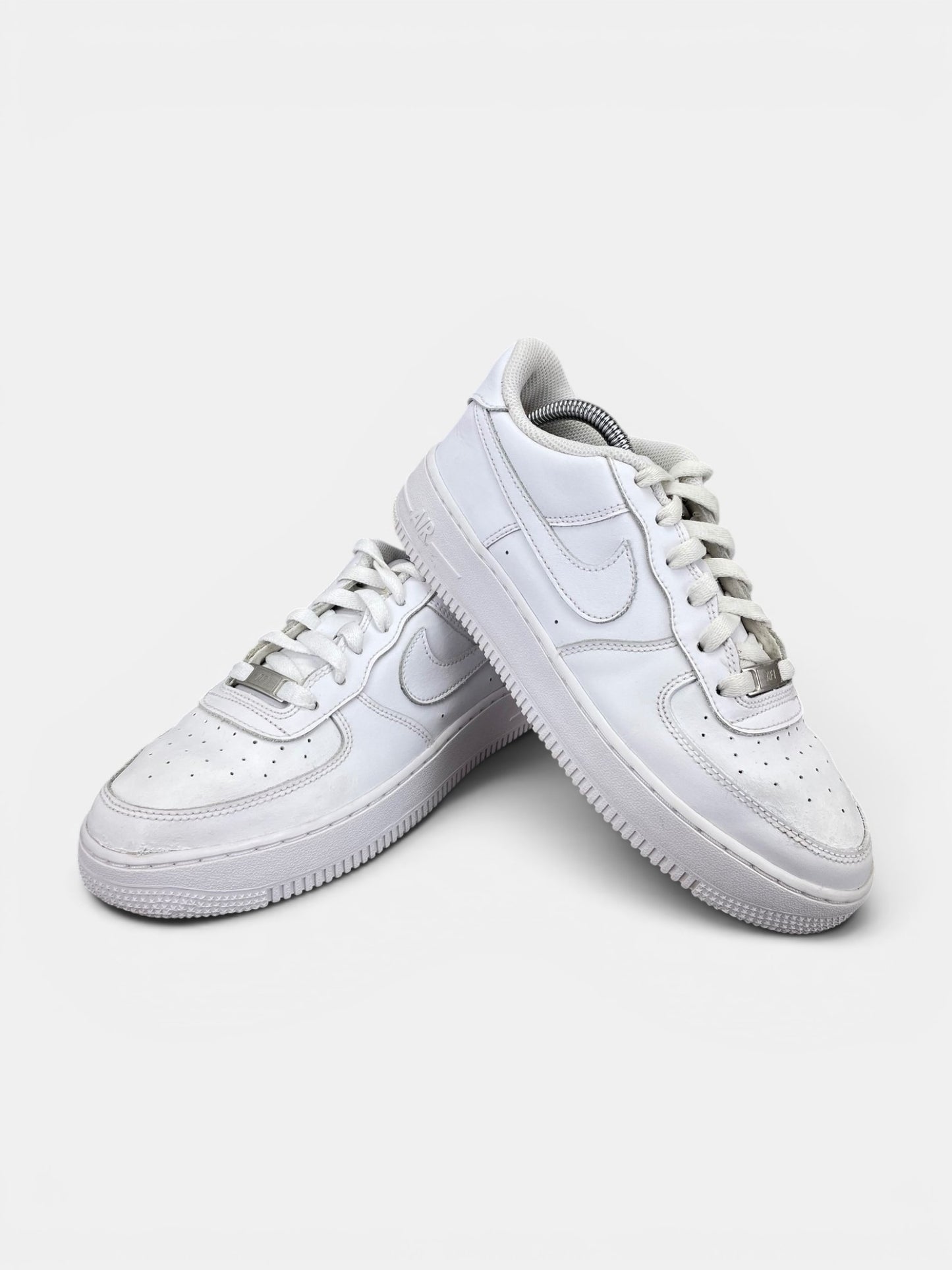 Nike Air Force 1 Low Triple White - buty sportowe, boczny profil