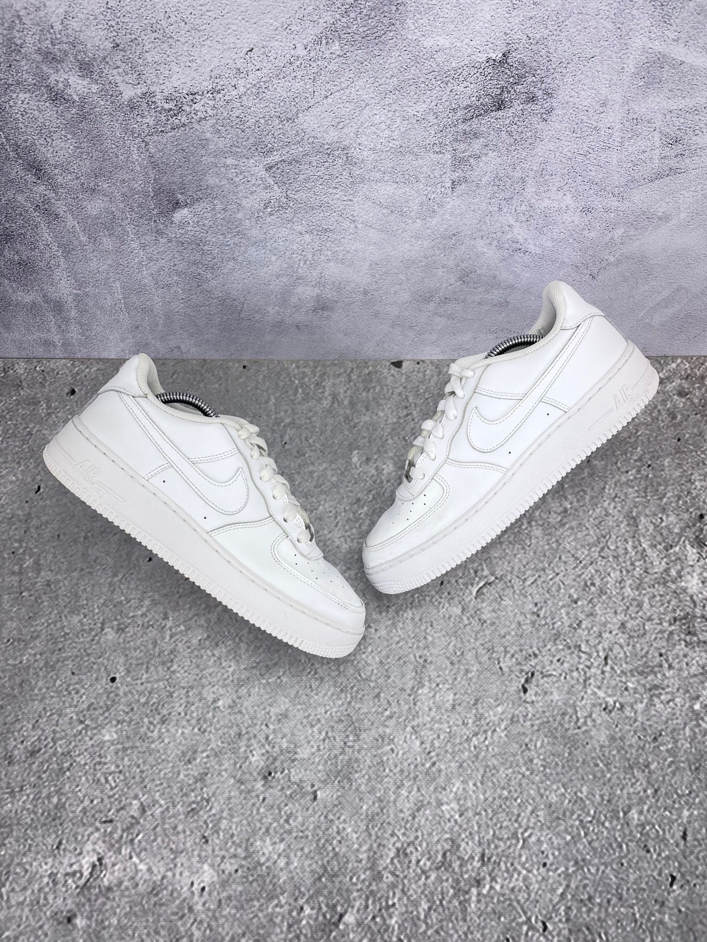 Nike Air Force 1 Low Triple White - buty sportowe, widok z góry na zewnętrzną stronę butów