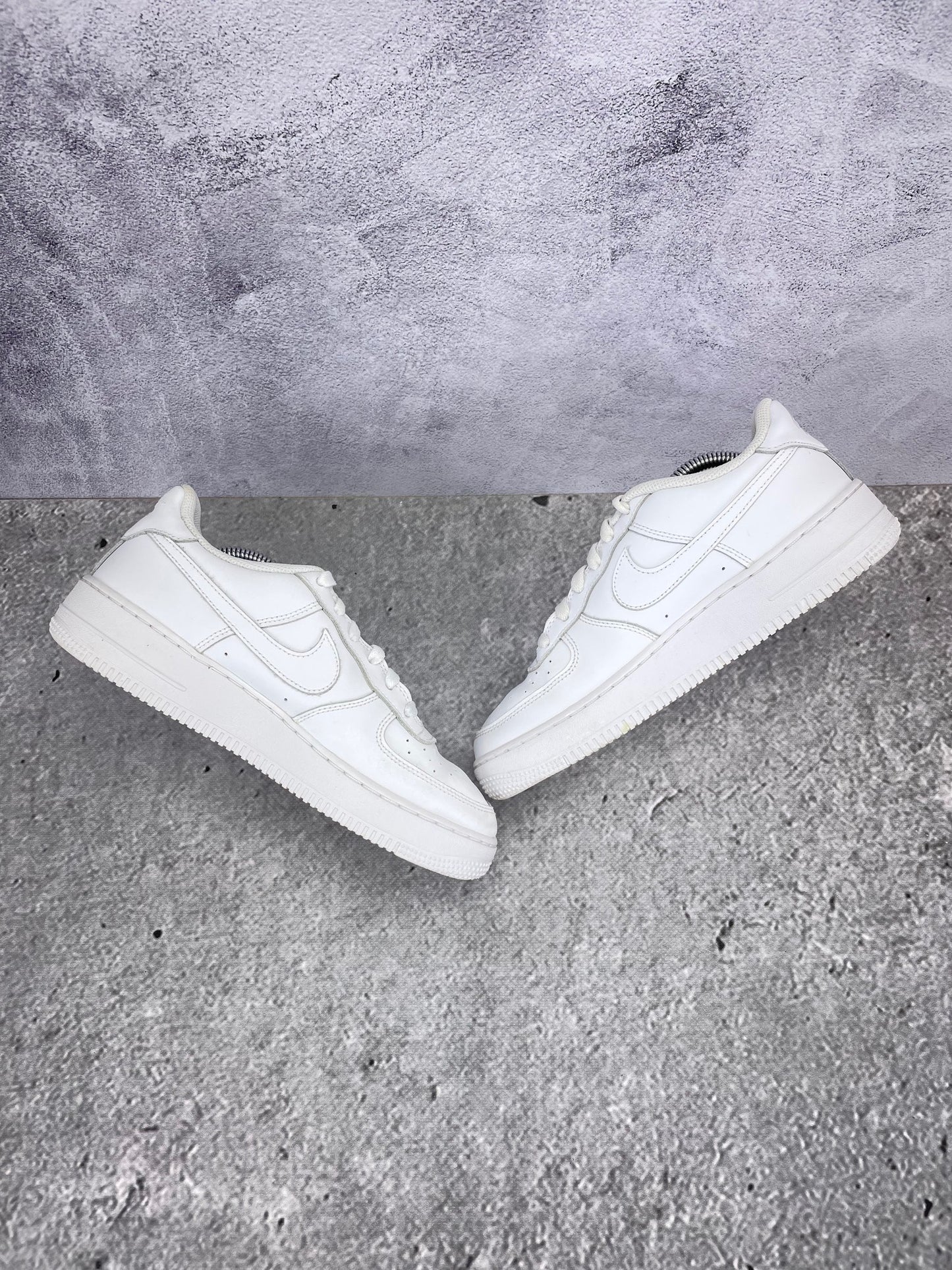 Nike Air Force 1 Low Triple White - buty sportowe, zewnętrzny panel prawego buta