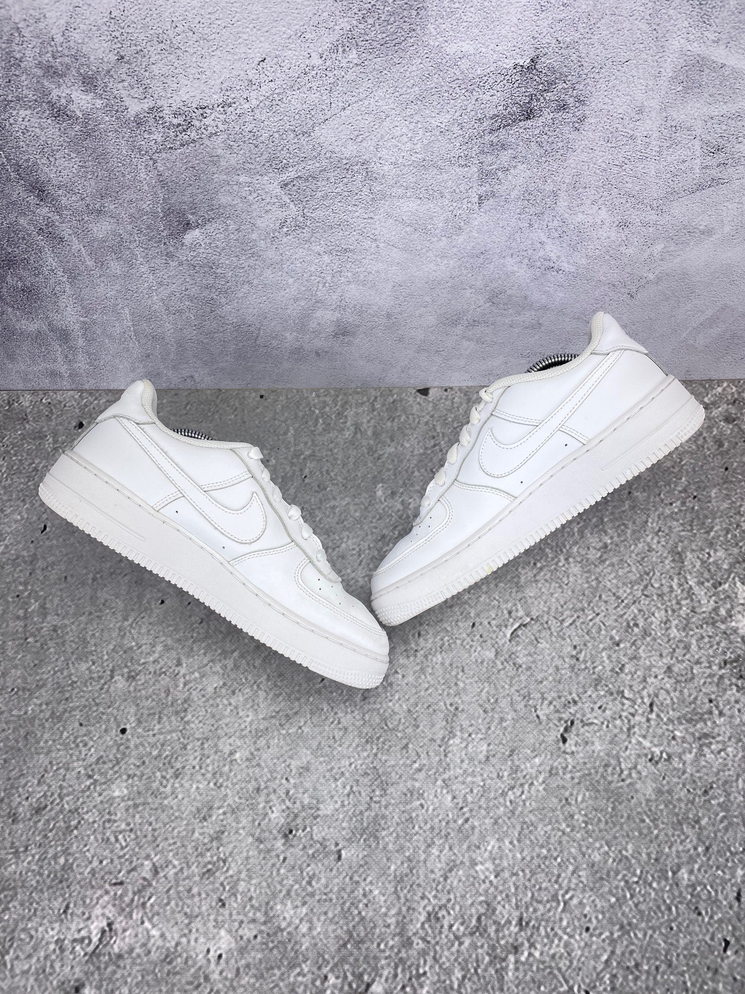 Nike Air Force 1 Low Triple White - buty sportowe, zewnętrzny panel prawego buta