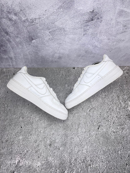 Nike Air Force 1 Low Triple White - buty sportowe, zewnętrzny panel prawego buta
