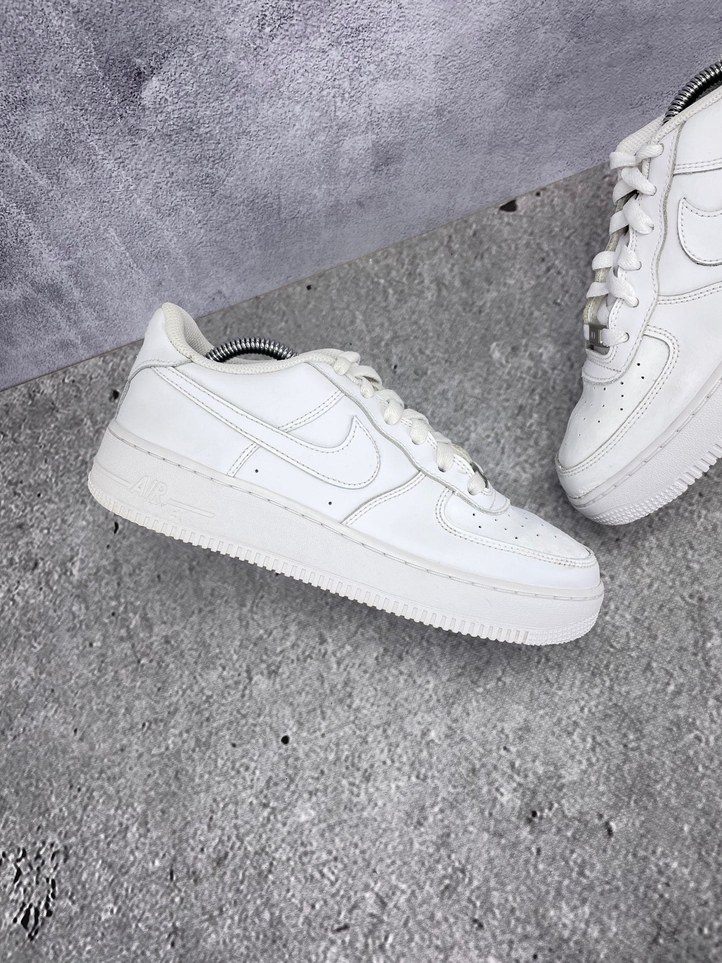Nike Air Force 1 Low Triple White - buty sportowe, zewnętrzny panel lewego buta