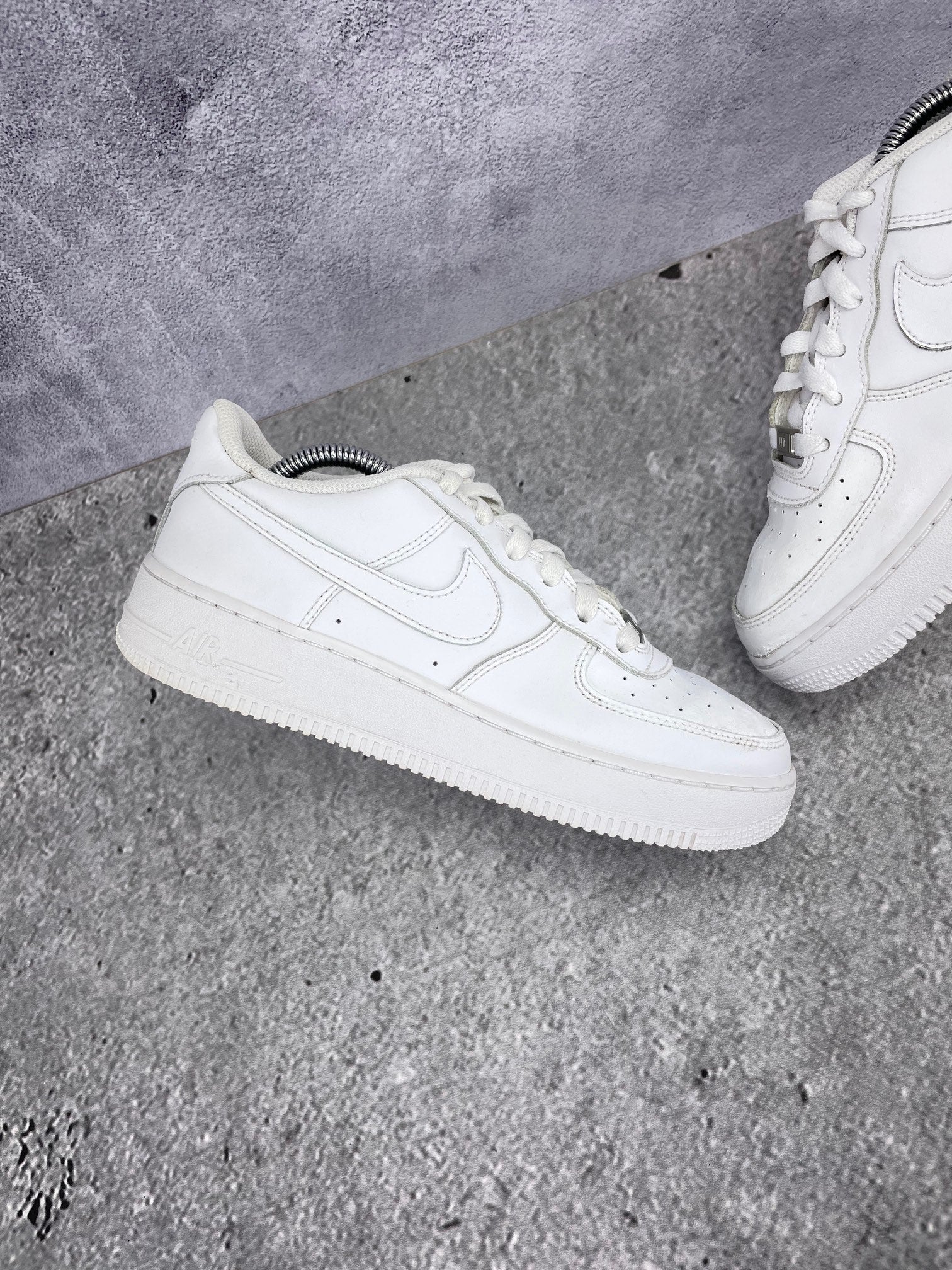 Nike Air Force 1 Low Triple White - buty sportowe, zewnętrzny panel lewego buta