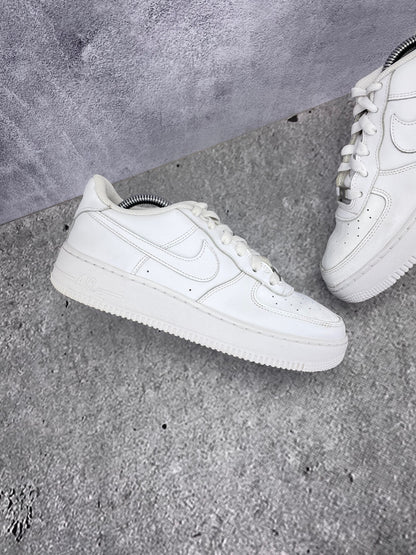 Nike Air Force 1 Low Triple White - buty sportowe, zewnętrzny panel lewego buta