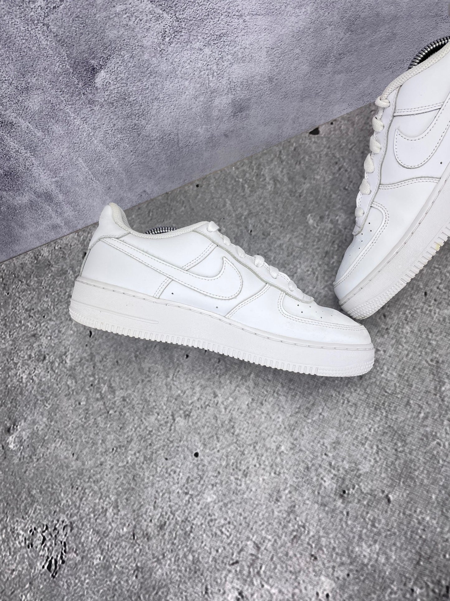 Nike Air Force 1 Low Triple White - buty sportowe, wewnętrzny panel lewego buta