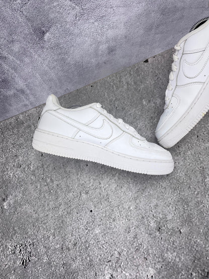 Nike Air Force 1 Low Triple White - buty sportowe, wewnętrzny panel lewego buta