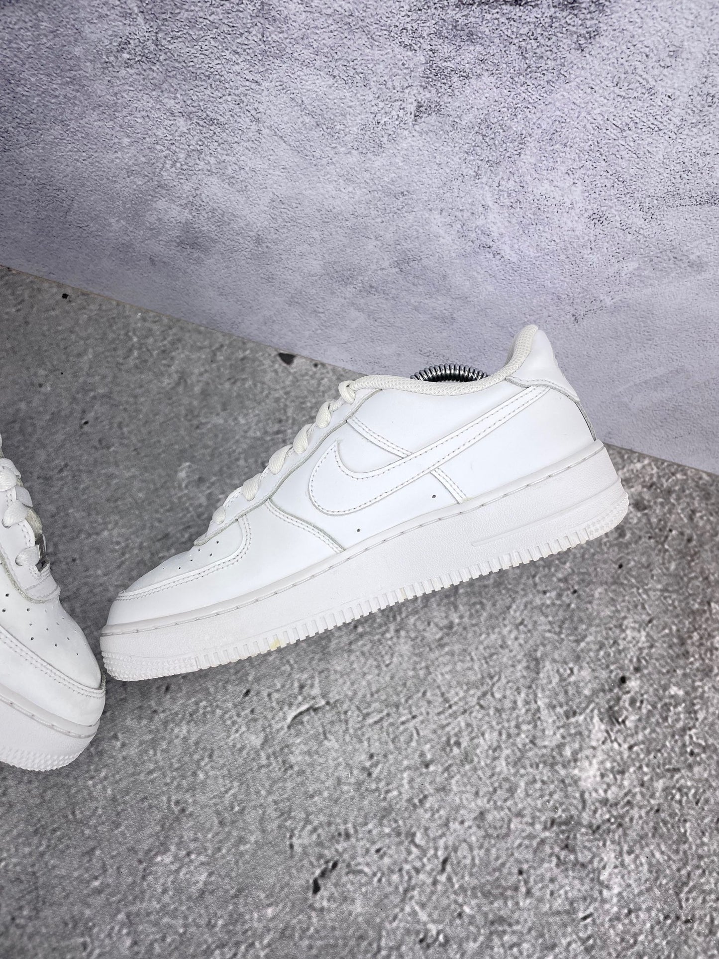 Nike Air Force 1 Low Triple White - buty sportowe, wewnętrzny panel prawego buta