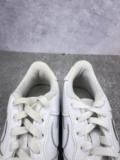 Nike Air Force 1 Low Triple White - buty sportowe, zapiętki butów