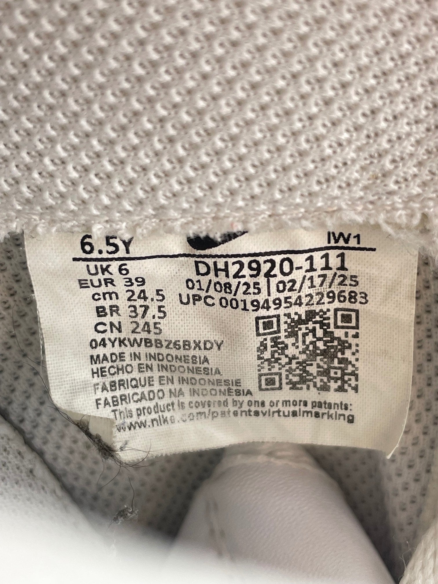 Nike Air Force 1 Low Triple White - buty sportowe, metka