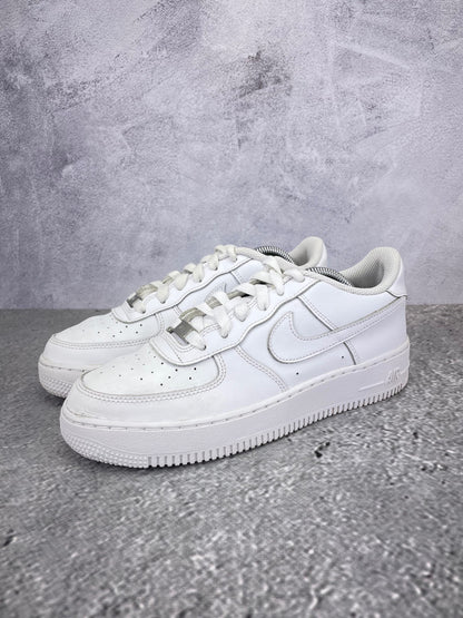 Nike Air Force 1 Low Triple White - buty sportowe, widok z boku na tle studyjnym