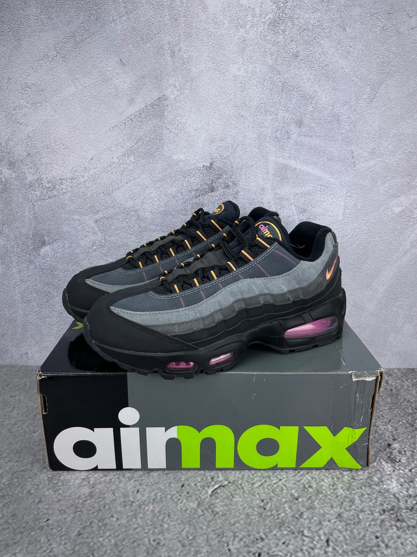 Nike Air Max 95 OG Sundial - buty sportowe, widok z boku na tle studyjnym