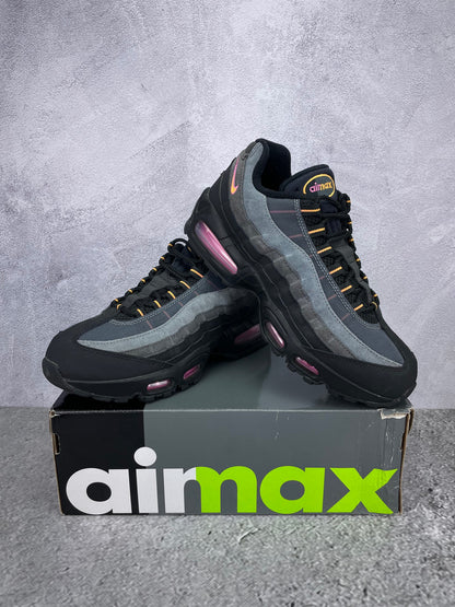 Nike Air Max 95 OG Sundial - buty sportowe, para butów, widok z boku na tle studyjnym