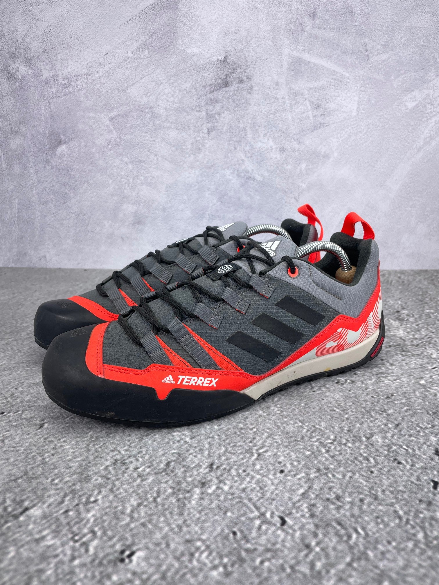 Adidas Terrex Swift Solo 2 GZ0332 - buty sportowe, widok z boku na tle studyjnym