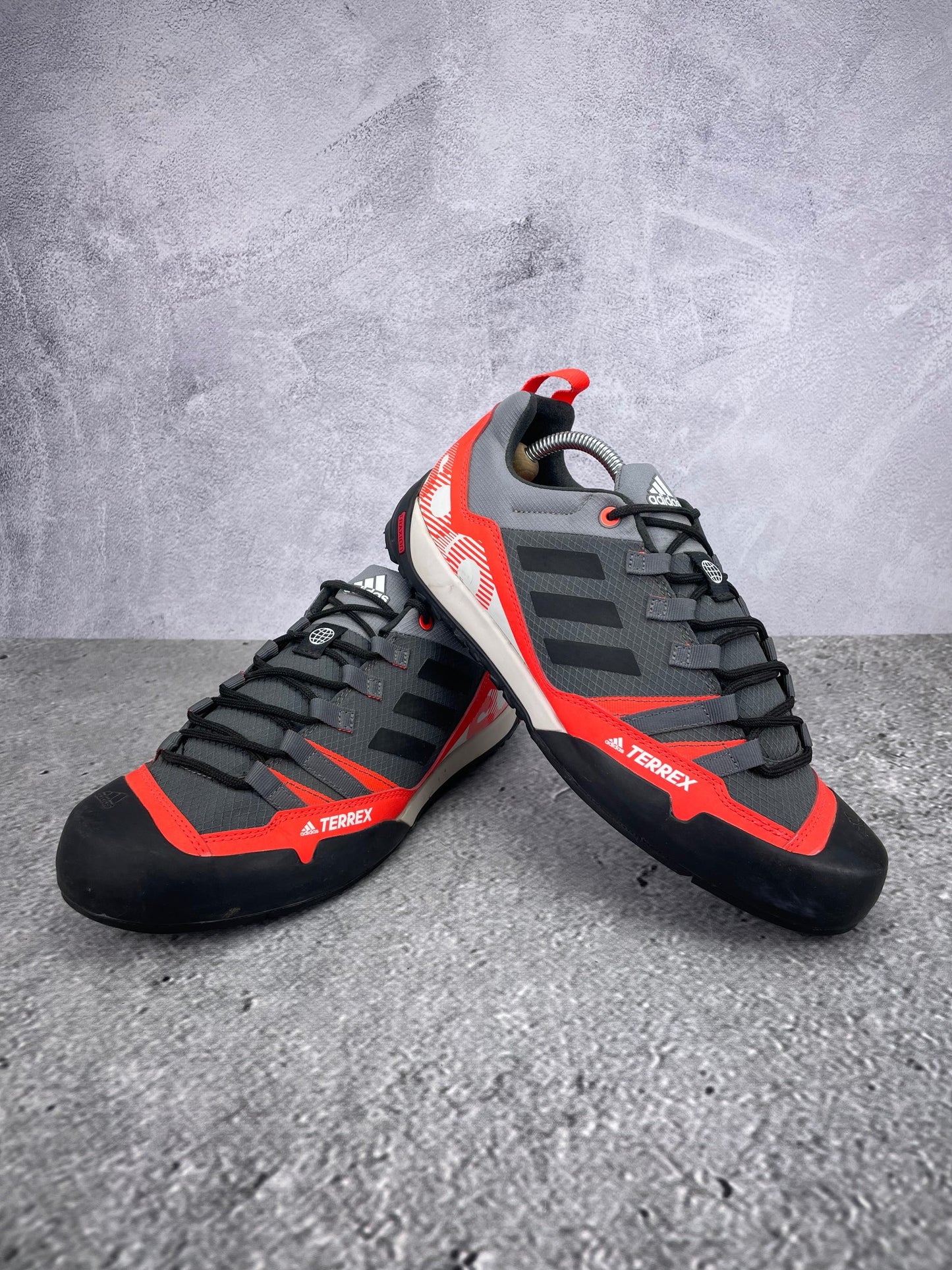 Adidas Terrex Swift Solo 2 GZ0332 - buty sportowe, para butów, widok z boku na tle studyjnym