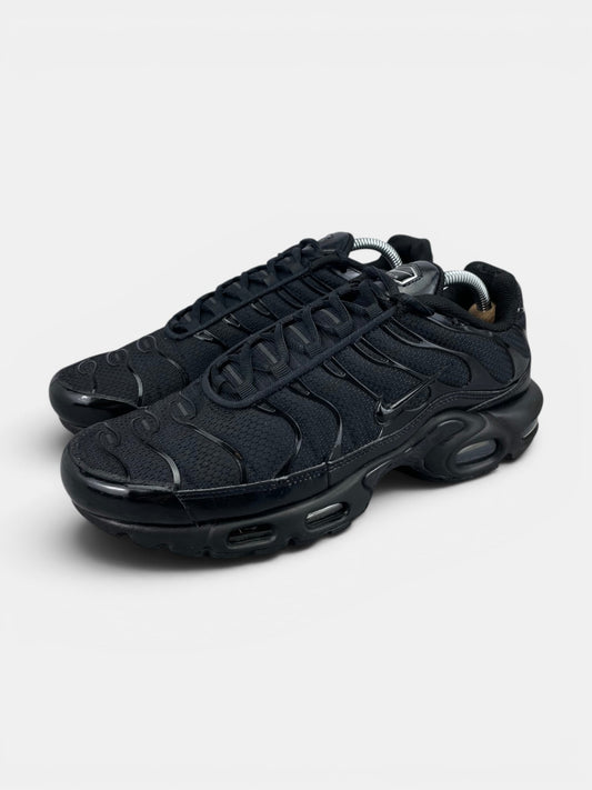 Nike Air Max Plus Triple Black - buty sportowe, widok z boku