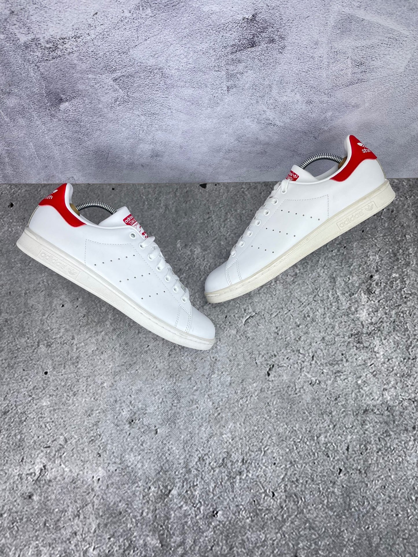 Adidas Stan Smith Collegiate Red - buty sportowe, widok z góry na zewnętrzną stronę butów