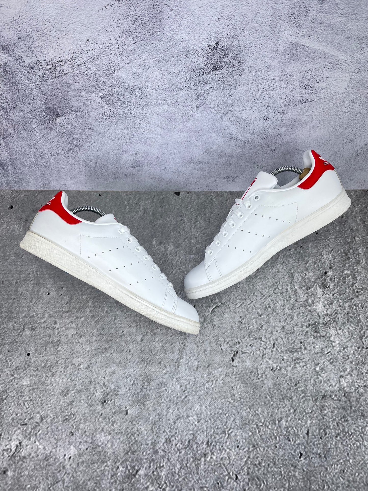 Adidas Stan Smith Collegiate Red - buty sportowe, zewnętrzny panel prawego buta