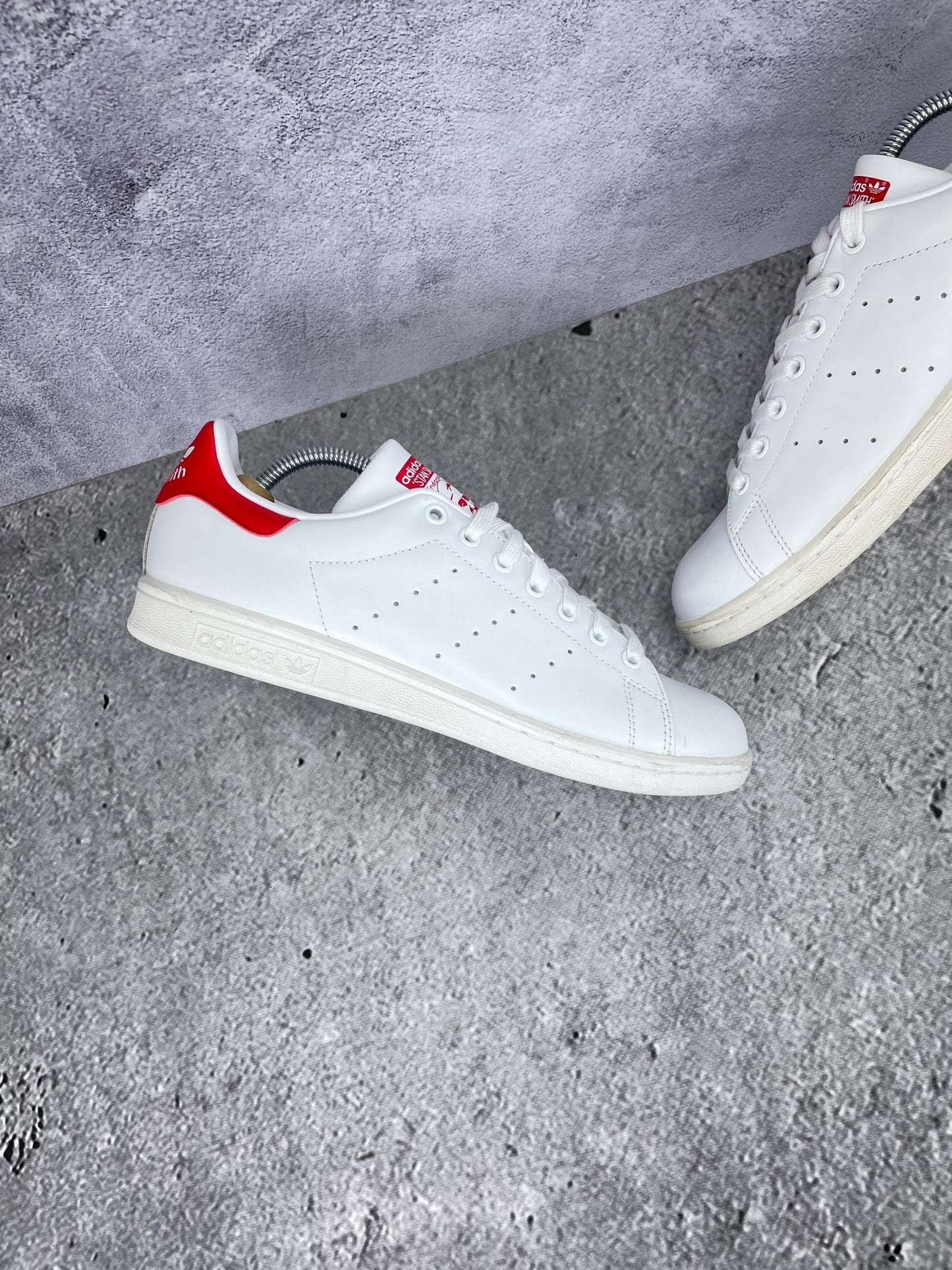 Adidas Stan Smith Collegiate Red - buty sportowe, zewnętrzny panel lewego buta