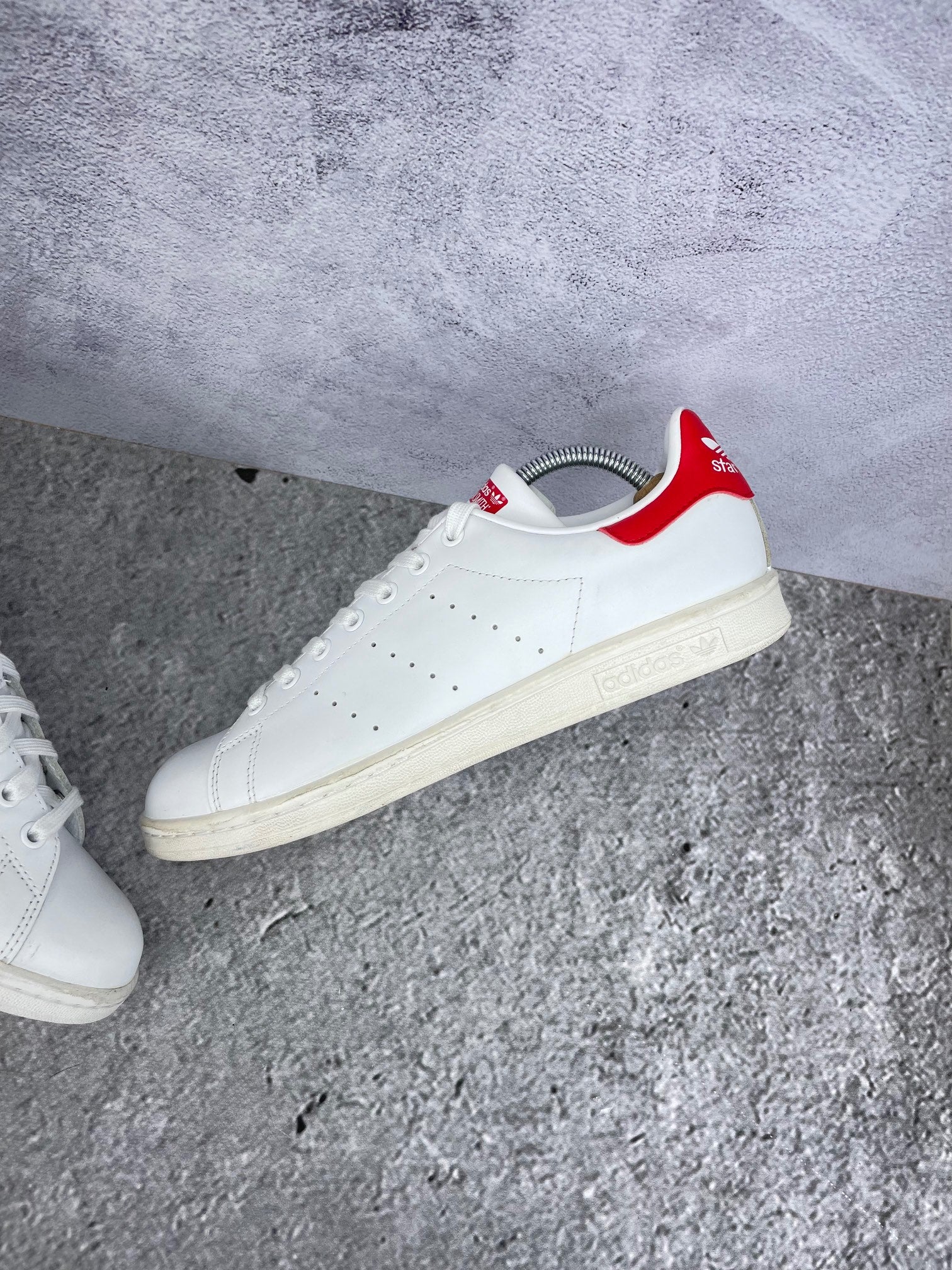 Adidas Stan Smith Collegiate Red - buty sportowe, widok z góry na wewnętrzną stronę butów