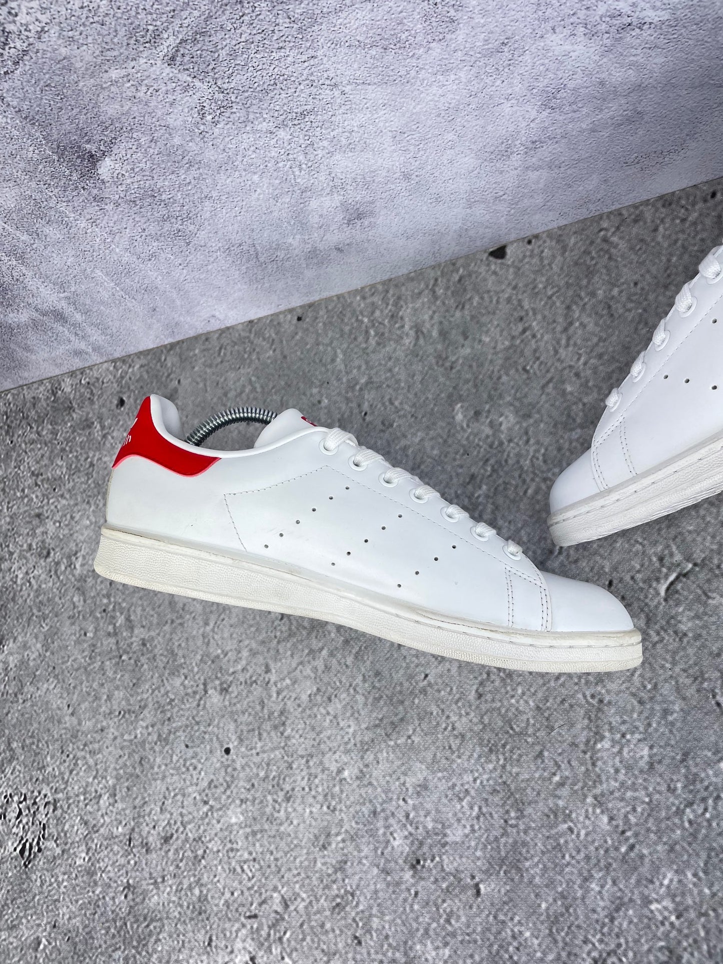 Adidas Stan Smith Collegiate Red - buty sportowe, wewnętrzny panel lewego buta