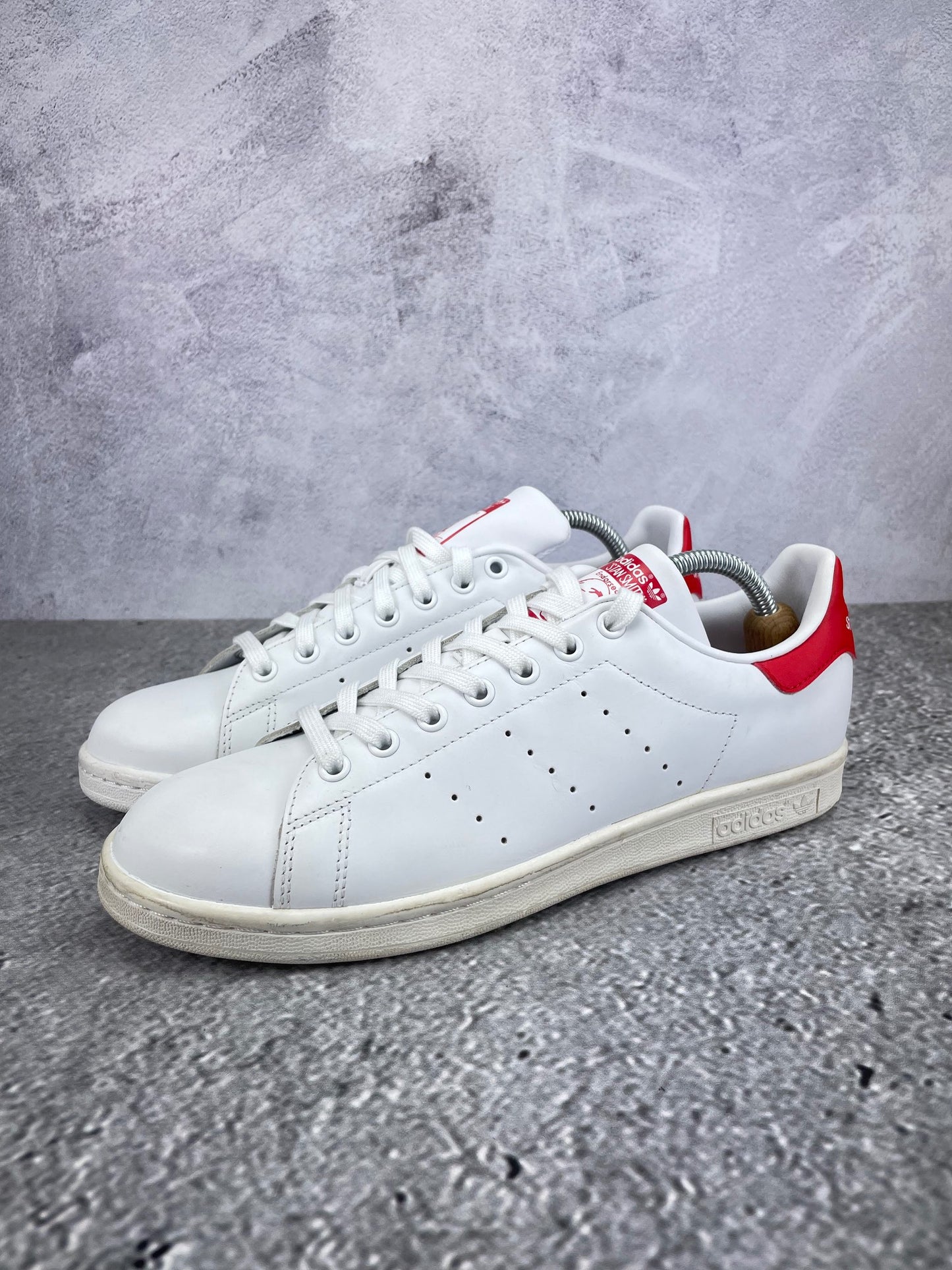 Adidas Stan Smith Collegiate Red - buty sportowe, widok z boku na tle studyjnym