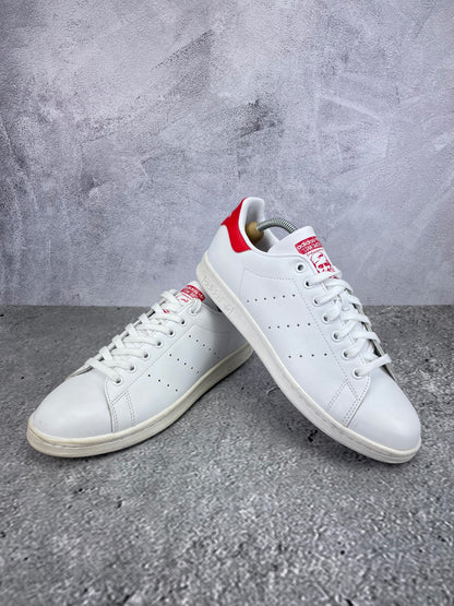 Adidas Stan Smith Collegiate Red - buty sportowe, para butów, widok z boku na tle studyjnym