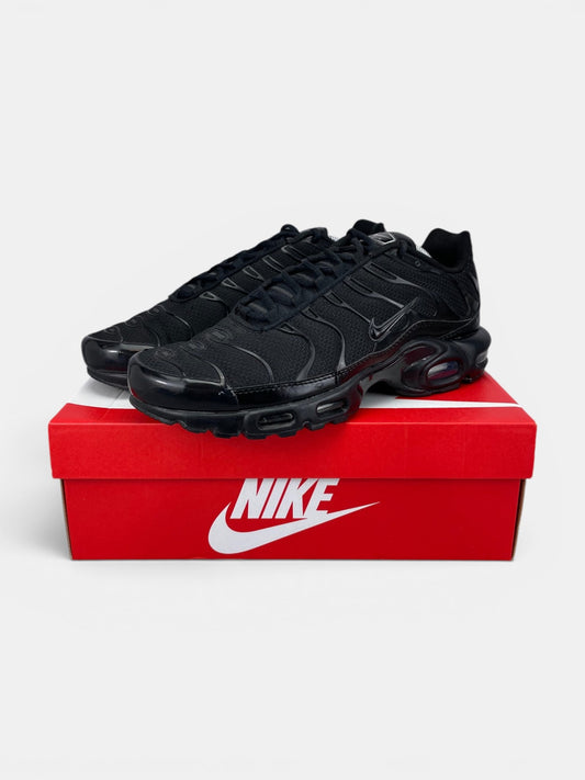 Nike Air Max Plus Triple Black - buty sportowe, widok z boku