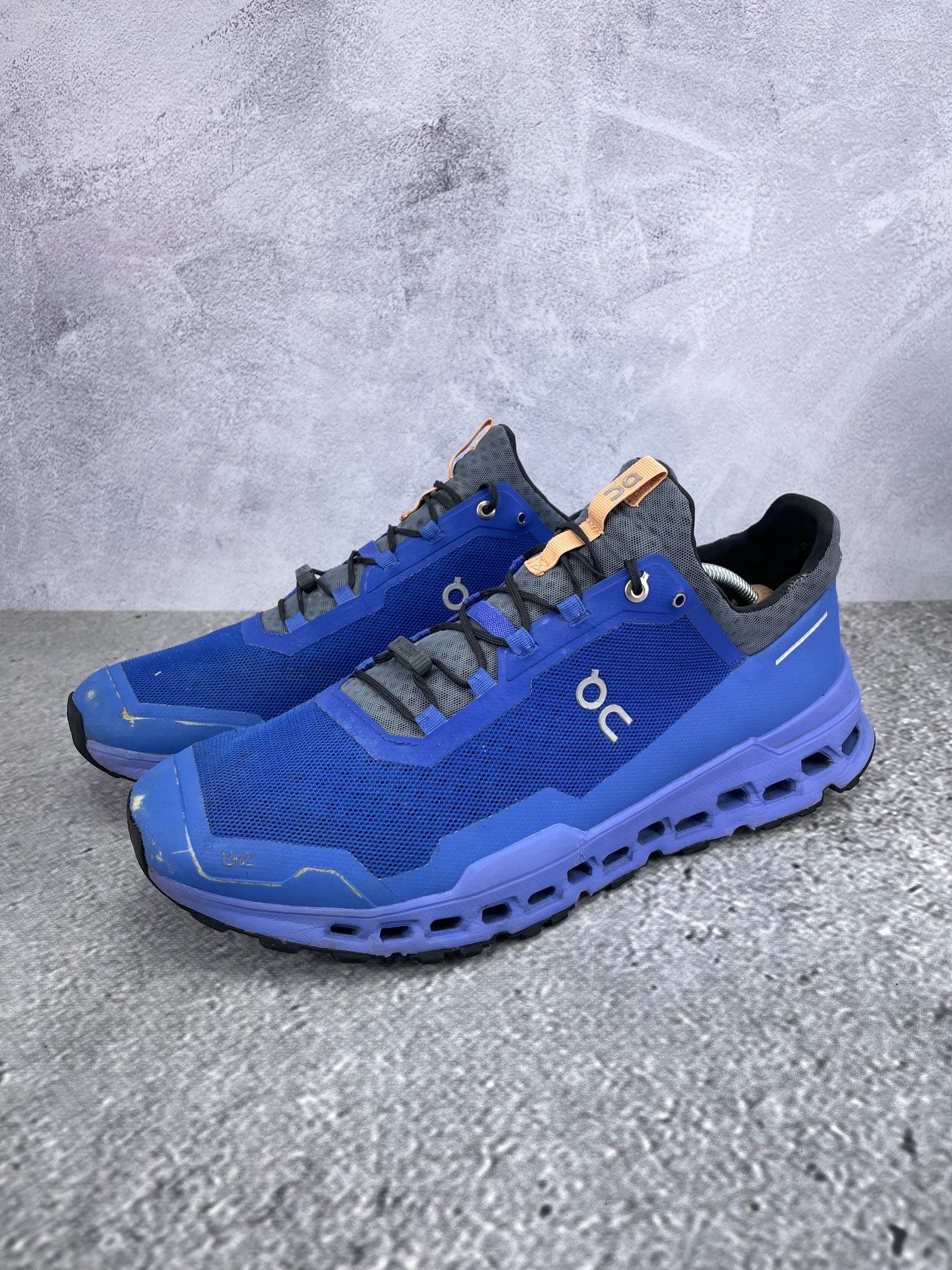On Cloudultra 44.98574 - buty sportowe, widok z boku na tle studyjnym