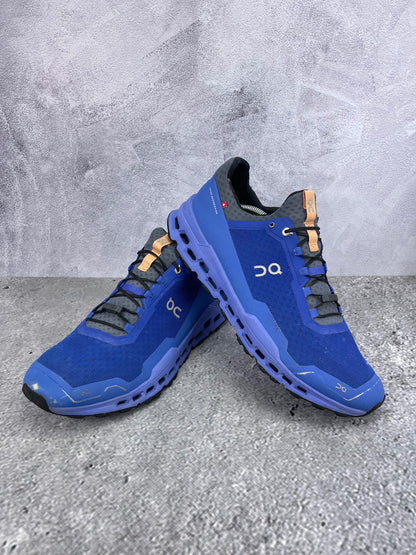 On Cloudultra 44.98574 - buty sportowe, para butów, widok z boku na tle studyjnym