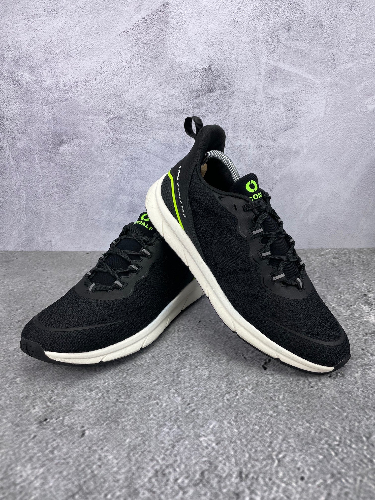 Ecoalf Sneakers - buty sportowe, para butów, widok z boku na tle studyjnym