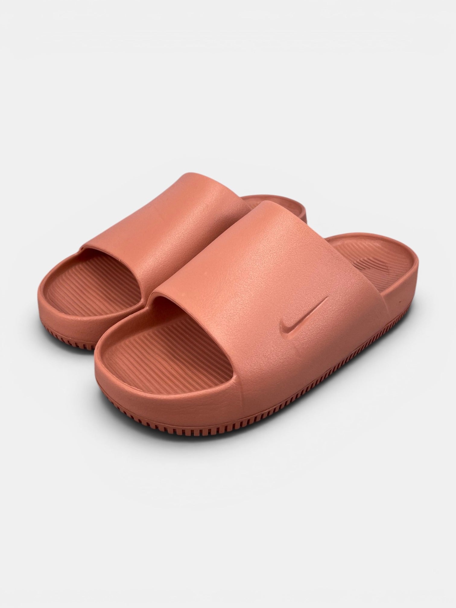 Nike Calm DX4816-202 - buty sportowe, widok z boku