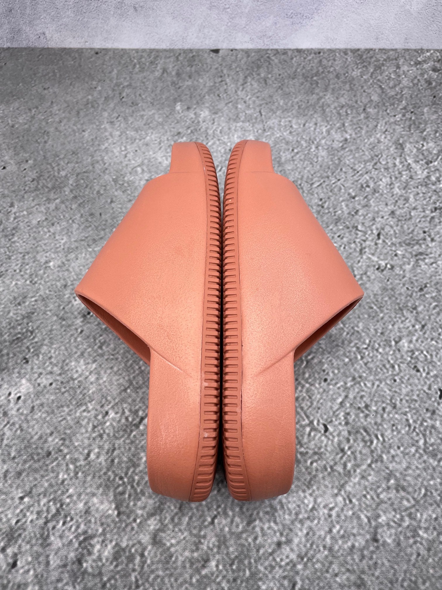 Nike Calm DX4816-202 - buty sportowe, widok z góry na zewnętrzną stronę butów