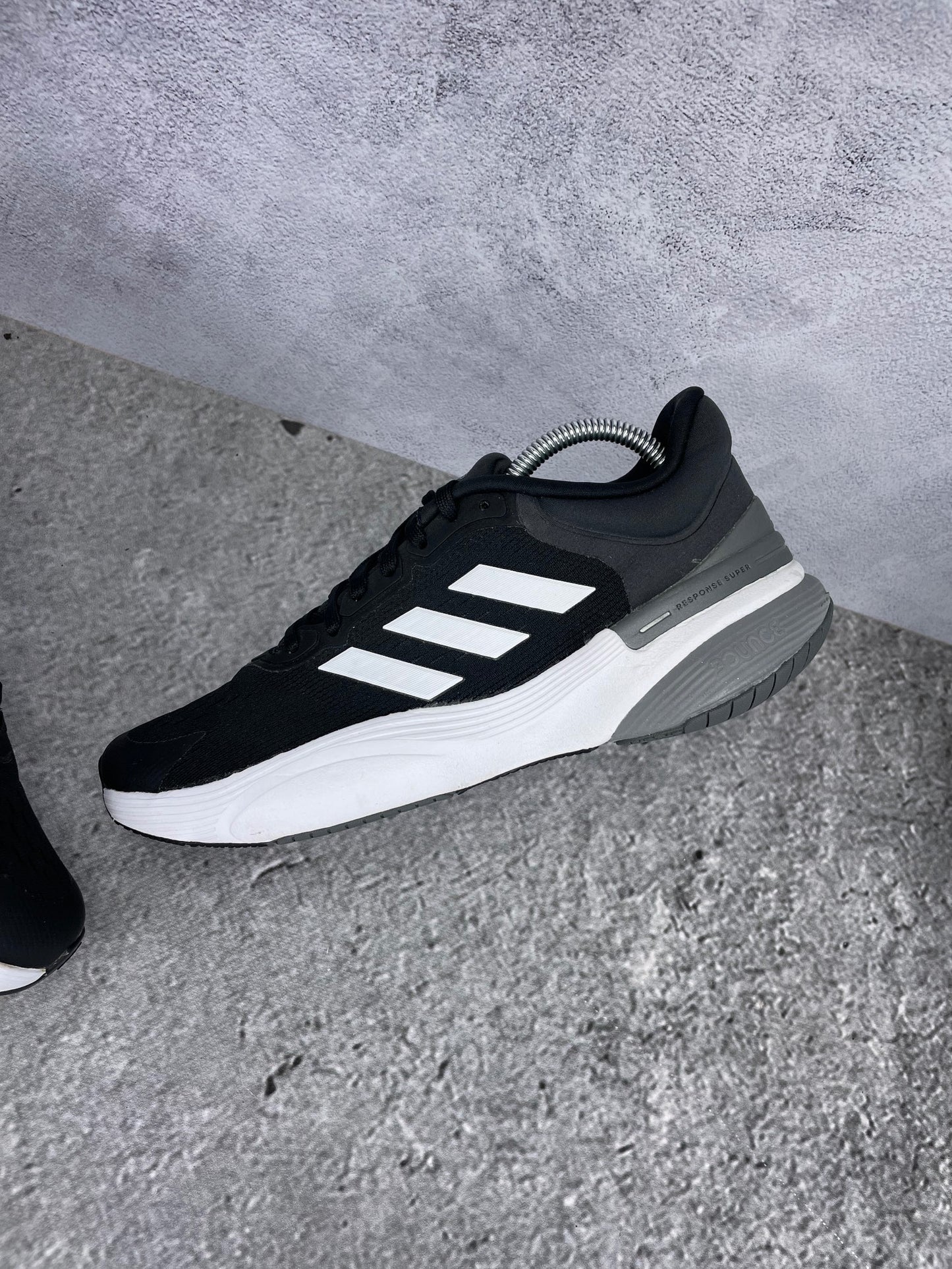Adidas Response 3.0 GW6691 - buty sportowe, widok z góry na wewnętrzną stronę butów