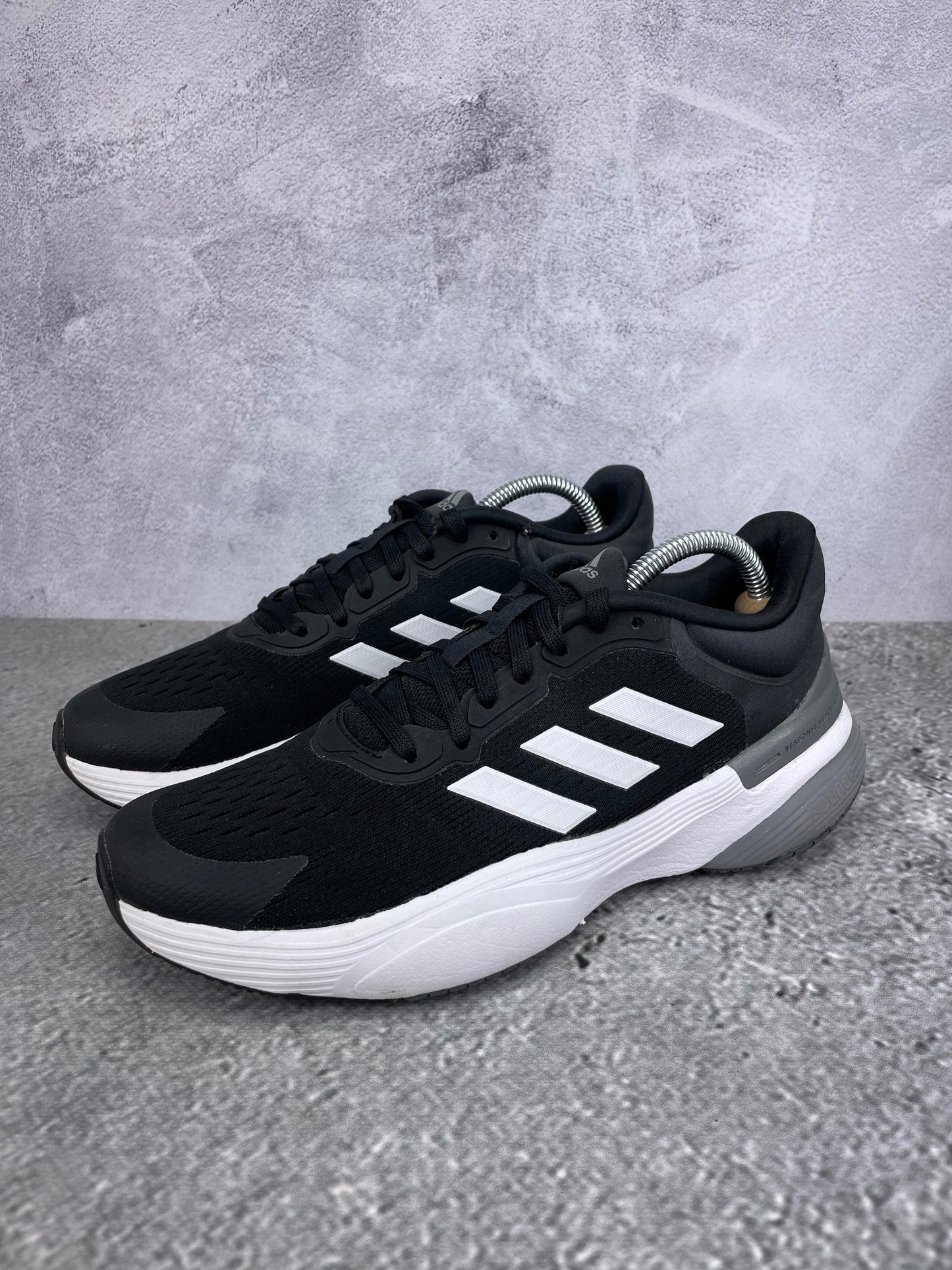 Adidas Response 3.0 GW6691 - buty sportowe, widok z boku na tle studyjnym